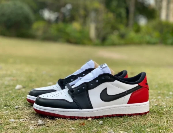 AJ1 ブラック トゥ ロー エア ジョーダン 1 “Black Toe” ジョー 1 ブラック トゥ ロートップ ブラック ヘッド 555088-125