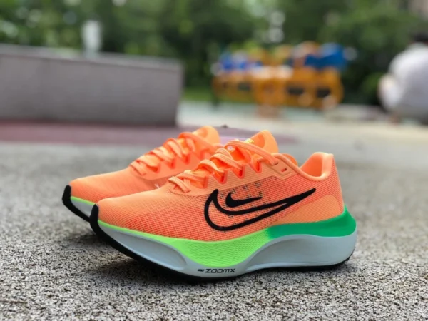 ズーム フライ 5 オレンジ グリーン ホワイト ナイキ Zoom Fly 5 Nike クッショニング カーボンプレート マラソン 男女兼用 ランニング DM8974-800