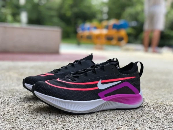 ズーム フライ 4 黒と紫 ナイキ Zoom Fly 4 Nike クッショニング カーボン プレート マラソン 男女兼用 ランニング CT2392-004