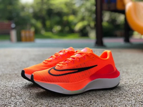 ズーム フライ5 オレンジ ナイキ Zoom Fly 5 Nike クッショニング カーボンプレート マラソン 男女兼用 ランニング DM8968-800