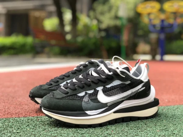 Sacai3.0 白黒 Nike Vaporwaffle x Sacai 連名白黒ランニングシューズ CV1363-001