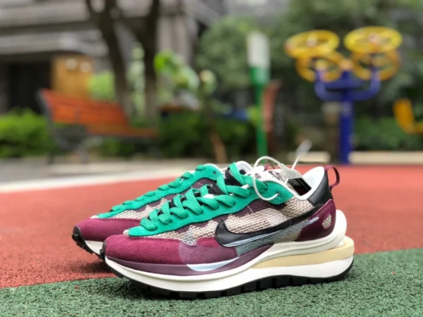 Sacai3.0 バーガンディ Nike Vaporwaffle x Sacai 連名バーガンディ ランニングシューズ DD3035-200