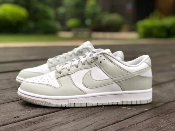 ダンク グレーと白 Nike Dunk LowRetro "Grey Fog" スニーカー グレーと白 DD1391-103