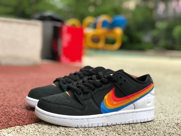 ダンク ブラック レインボー ポラロイド × ナイキ SB Dunk Low ブラック レインボー カジュアル スニーカー DH7722-001