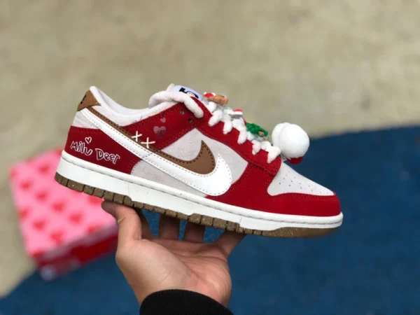 ダンク クリスマス 白と赤のダブルフック NiKe Dunk Low クリスマス限定モデル DO9457-112