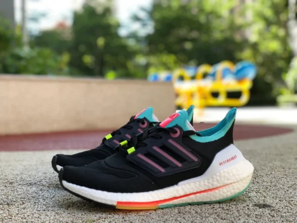 UB22 黒と緑 adidas Uitra Boost 22 耐摩耗性と通気性のランニング シューズ黒と緑 GY4516