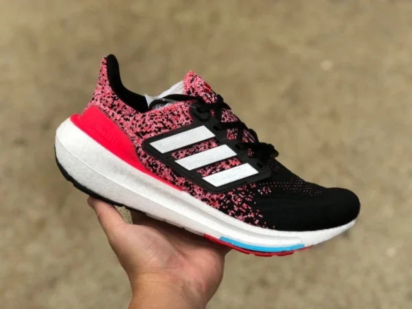 ub23 スプラッシュインク黒と赤アディダス ULTRABOOST 軽量通気性ランニングシューズロートップ耐摩耗性スポーツシューズ IE1693