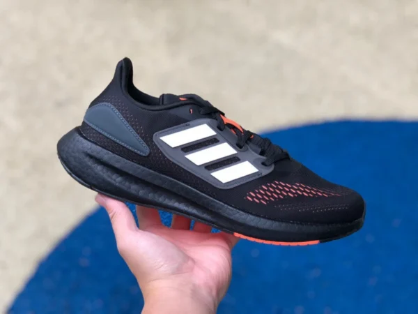 UB22 ブラックオレンジ ADIDAS PUREBOOST 22 男女兼用 ランニングシューズ HQ1455