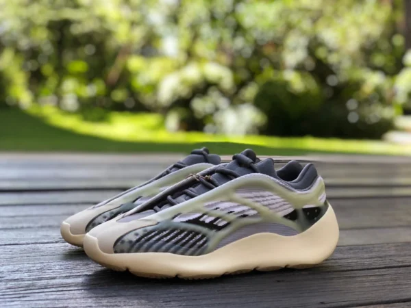 ココナッツ700v3 オフホワイト アディダス Yeezy 700 V3 ココナッツ ランニング シューズ ID1674