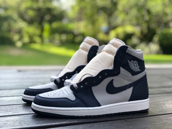 AJ1 ジョージタウン ハイトップ エア ジョーダン 1 85 ジョージタウン AJ1 ホワイト ブルー グレー ジョージタウン ヘイズ ハイカット シューズ BQ4422-400