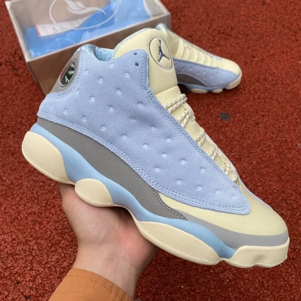 AJ13 ライトブルー ノースカロライナコストパフォーマンスバージョンの第 1 層リアルカーボン SoleFly x Air Jordan 13 AJ13 連名レトロバスケットボールシューズ ライトブルー DX5763-100