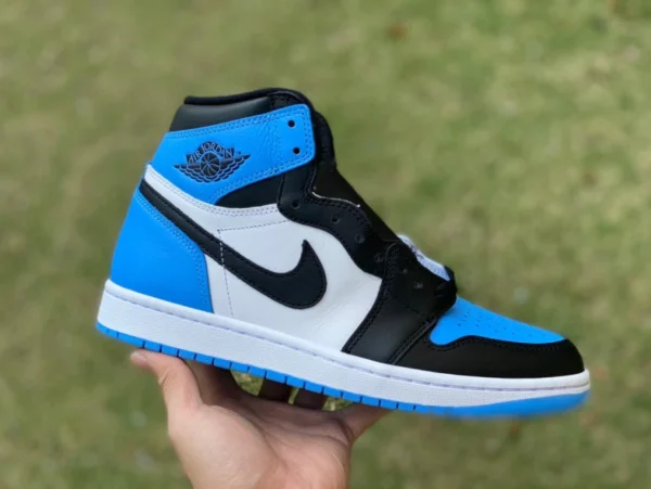 AJ1 ブラック ノースカロライナブルー 高級 エア ジョーダン 1 "University Blue" ブラック ノースカロライナブルー スモール オブシディアン DZ5485-400