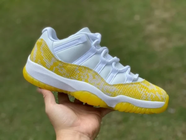 AJ11 白と黄色の蛇柄 リアルカーボンプレート エア ジョーダン 1 ロー WMNS "Yellow Snakeskin" 白と黄色の蛇柄 AH7860-107