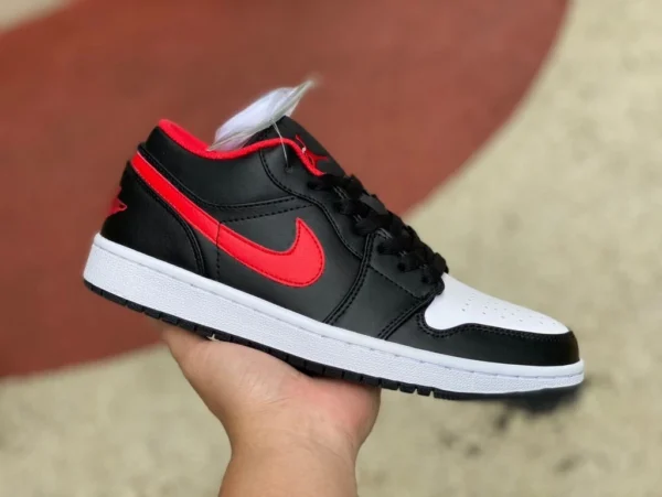 AJ1 スモール ブラック レッド ロー エア ジョーダン 1 ロー AJ1 スモール ブラック レッド トゥ ロートップ バスケットボール シューズ 553558-063