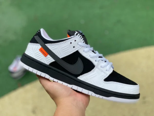 ダンクパンダ連名モデル 純正オリジナル TIGHTBOOTH x Nike SB Dunk Low 白黒パンダ FD2629100