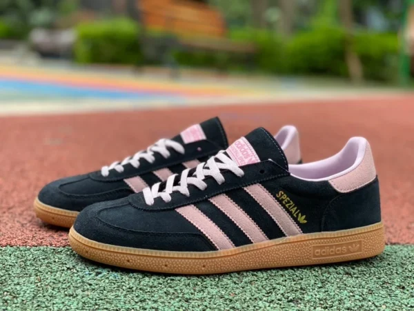 アディダス ブラックパウダーADIDAS クローバー HANDBALL SPEZIAL ブラックパウダー 男女兼用 ロートップ レトロ カジュアル スニーカー IE5897