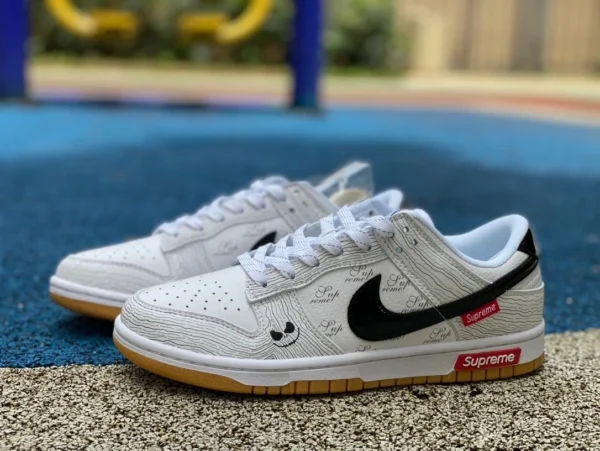 ダンクサップ 白と黒の生ラバー Nike Dunk Low x Supreme XD6188-034