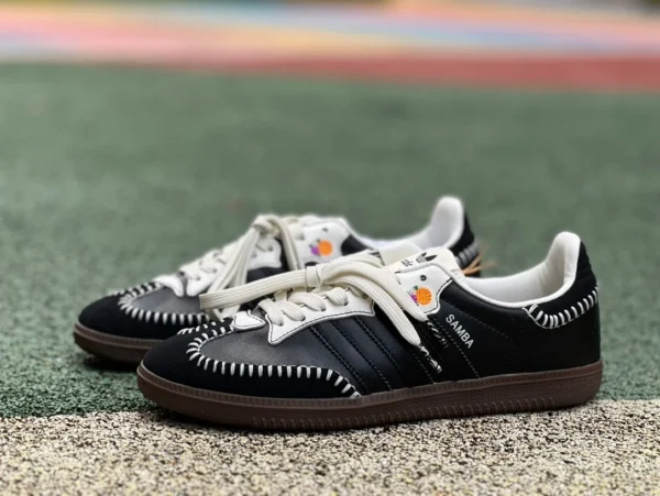 アディダス 白黒マーク糸S2 ピュアオリジナル adidas Originals Gazelle Indoor "Día de Muertos" サンバシリーズ 「白黒骨マーク糸刺繍花の日」 スニーカー ji3932